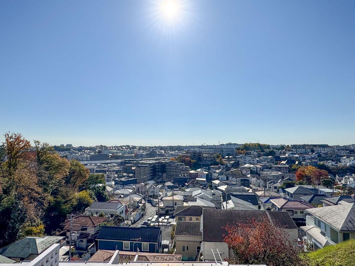 川崎市宮前区神木本町の売買物件/青い空、地平線まで続く街並み。高速が見えるので、夜の景色にも期待できます