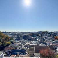 川崎市宮前区神木本町の売買物件/青い空、地平線まで続く街並み。高速が見えるので、夜の景色にも期待できます