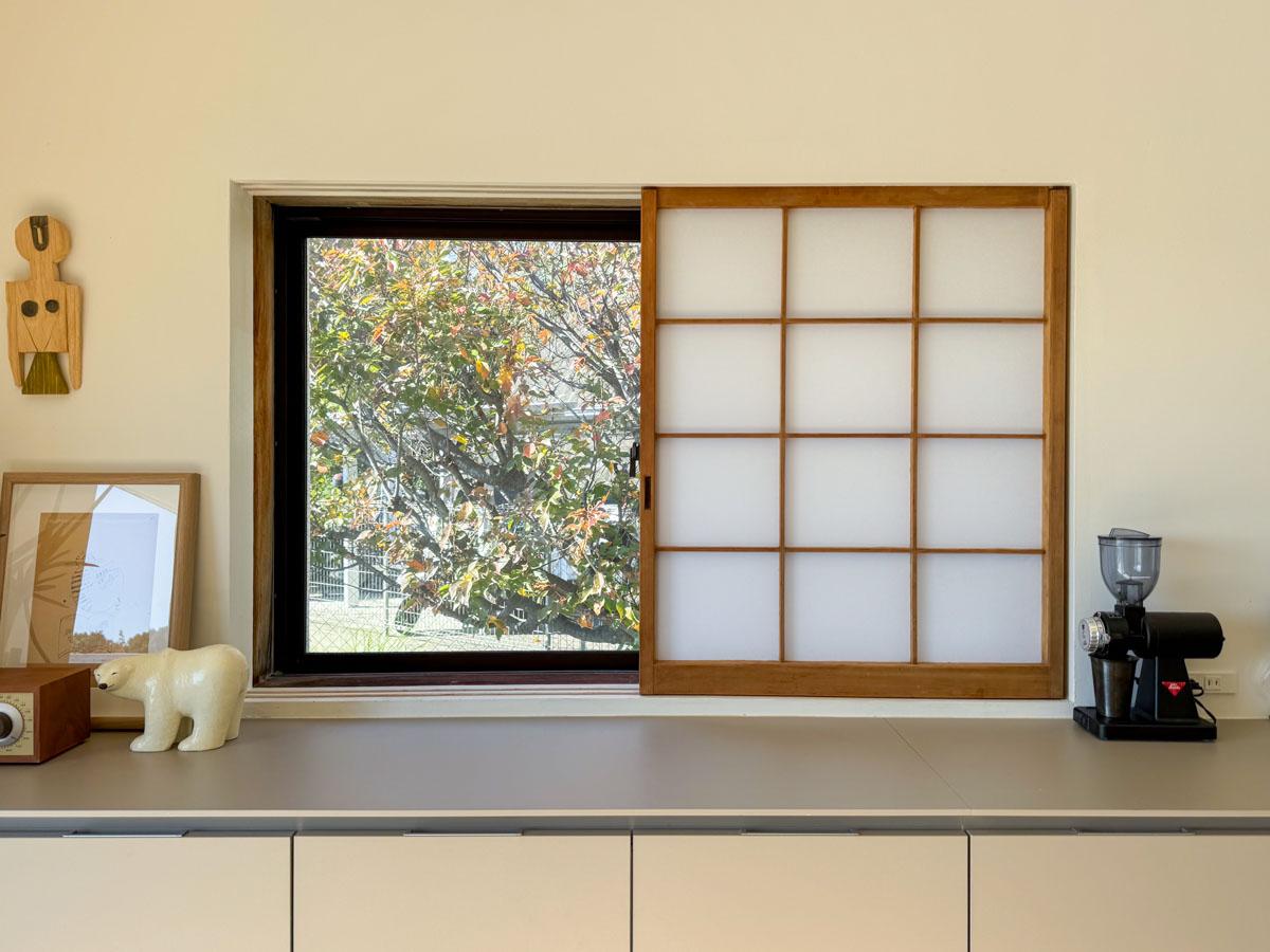 川崎市宮前区神木本町の売買物件/キッチンの障子を開けると敷地の桜が目に飛び込んできます