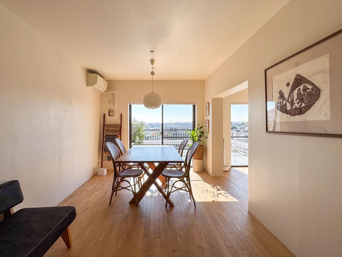 川崎市宮前区神木本町の売買物件/塗装の壁と天井がやわらかく光を反射します