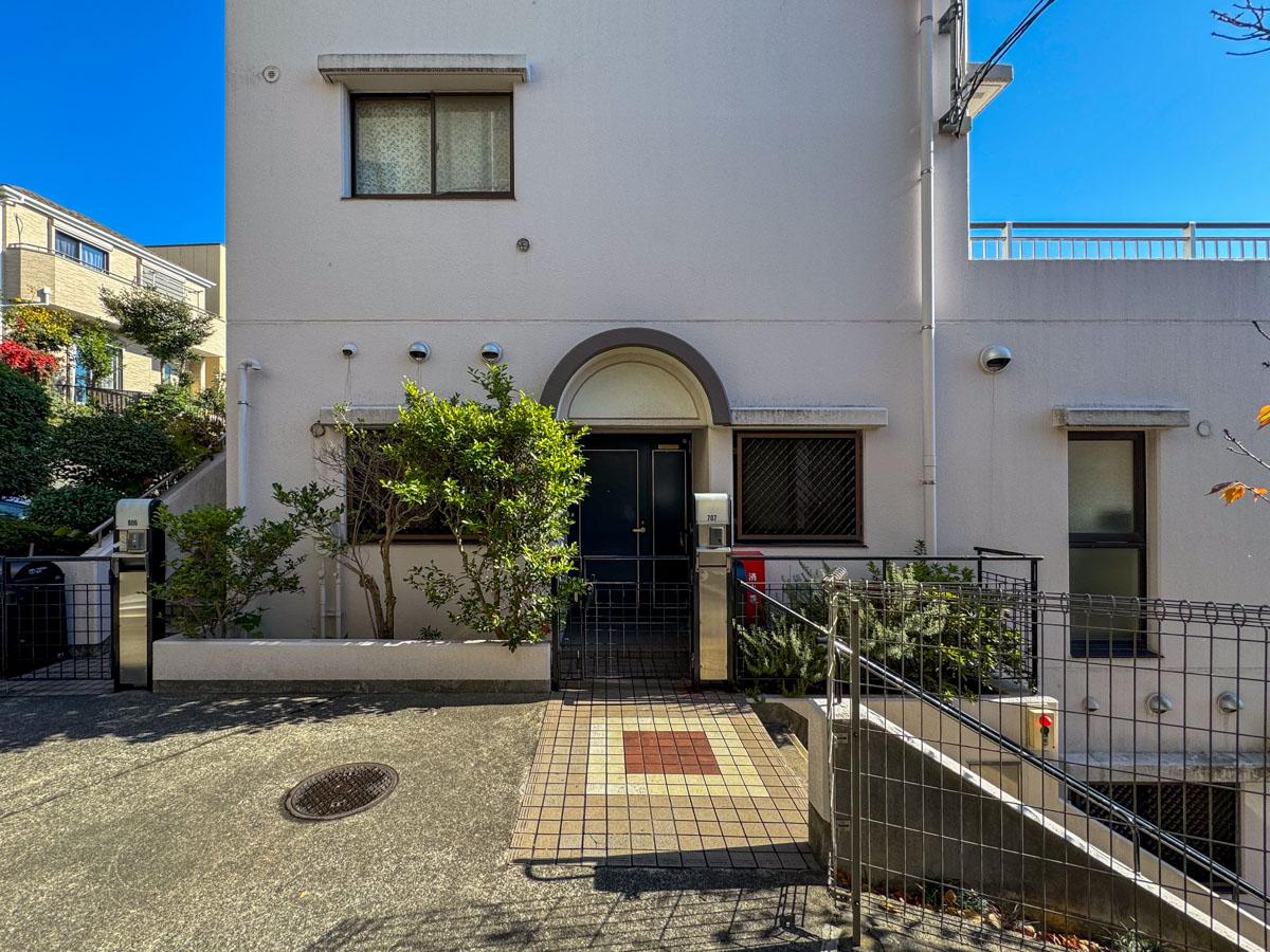 川崎市宮前区神木本町の売買物件/今回の区画の出入り口。8階建てのマンションですが、7階が地上と同じ高さなので、階段を上り下りする必要はありません