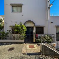 川崎市宮前区神木本町の売買物件/今回の区画の出入り口。8階建てのマンションですが、7階が地上と同じ高さなので、階段を上り下りする必要はありません