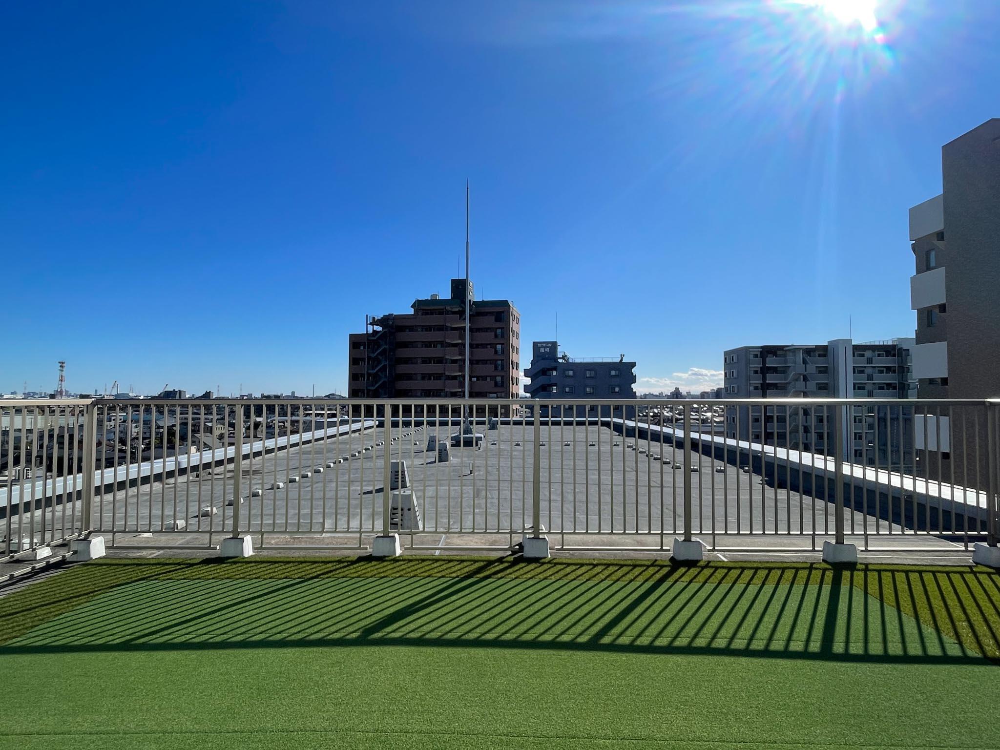 江戸川区篠崎町の賃貸物件/ゴルフ用の人工芝を敷き詰めた、ゆとりあるルーフバルコニー