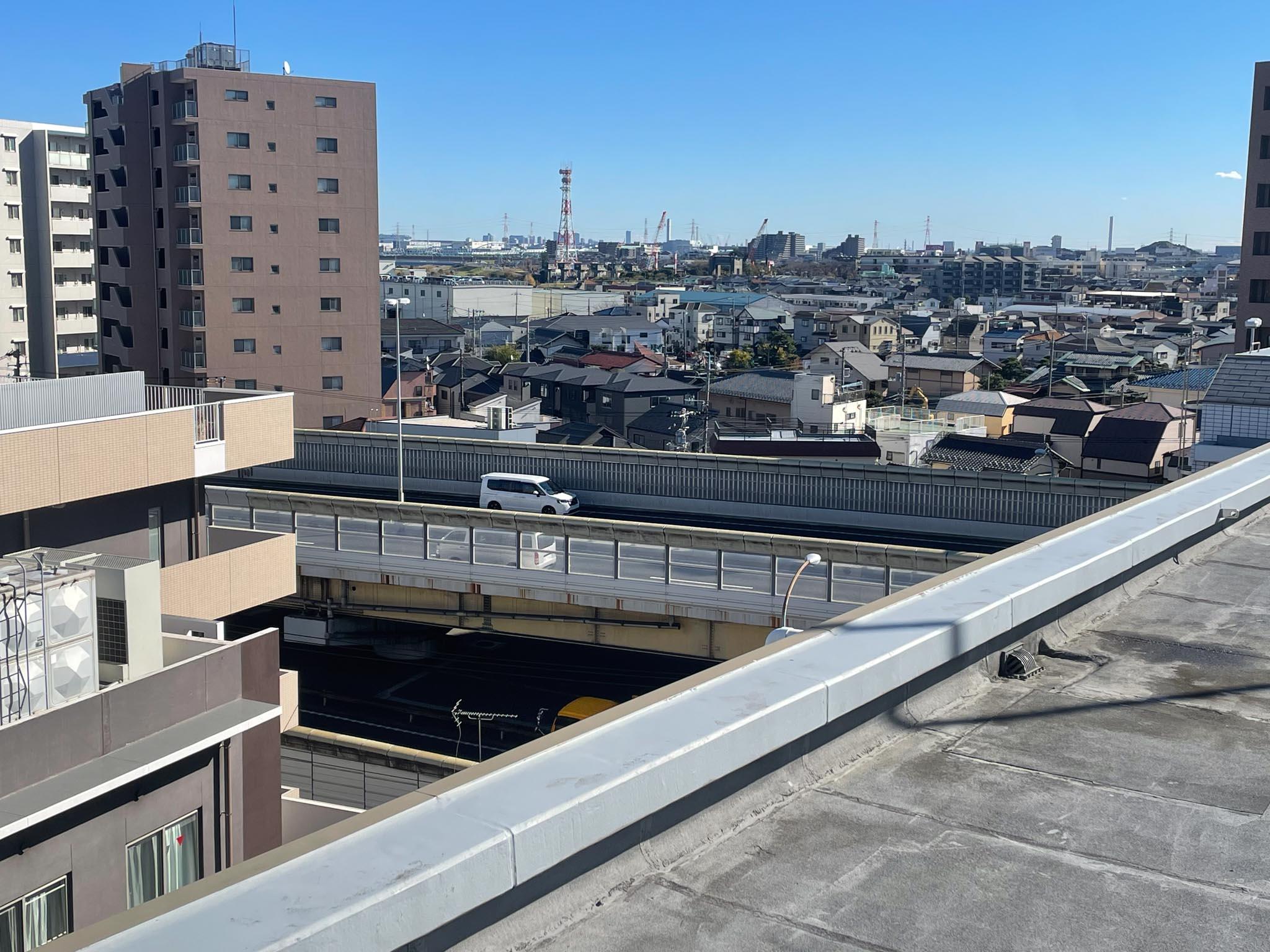 江戸川区篠崎町の賃貸物件/ルーフバルコニーからは首都高が見えます