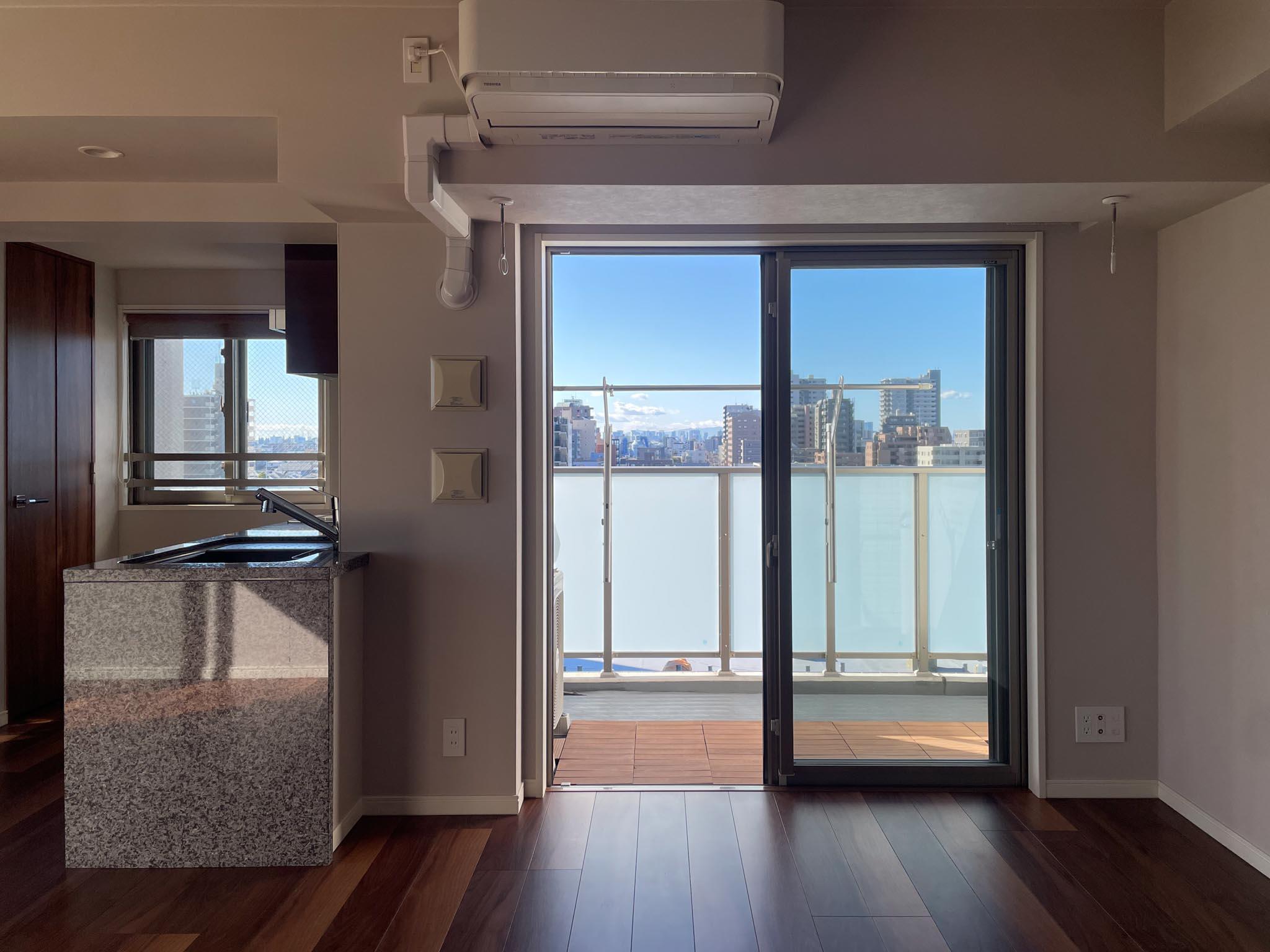 江戸川区篠崎町の賃貸物件/リビングは西側にも窓があって、午後も明るい。外にはベランダがあります