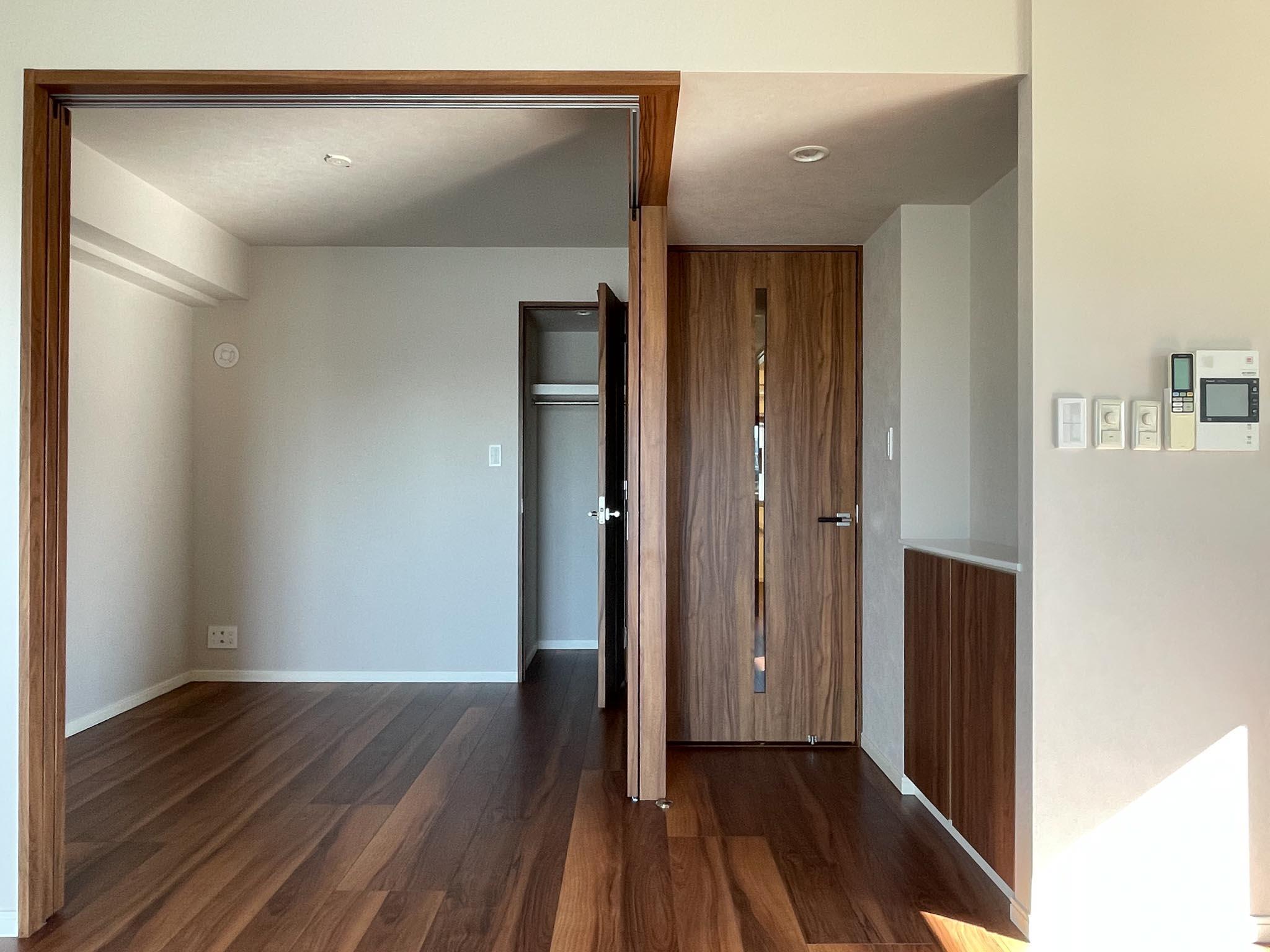 江戸川区篠崎町の賃貸物件/リビングを東に向かって。洋室をオープンにして広く使うこともできます