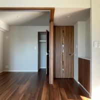 江戸川区篠崎町の賃貸物件/リビングを東に向かって。洋室をオープンにして広く使うこともできます