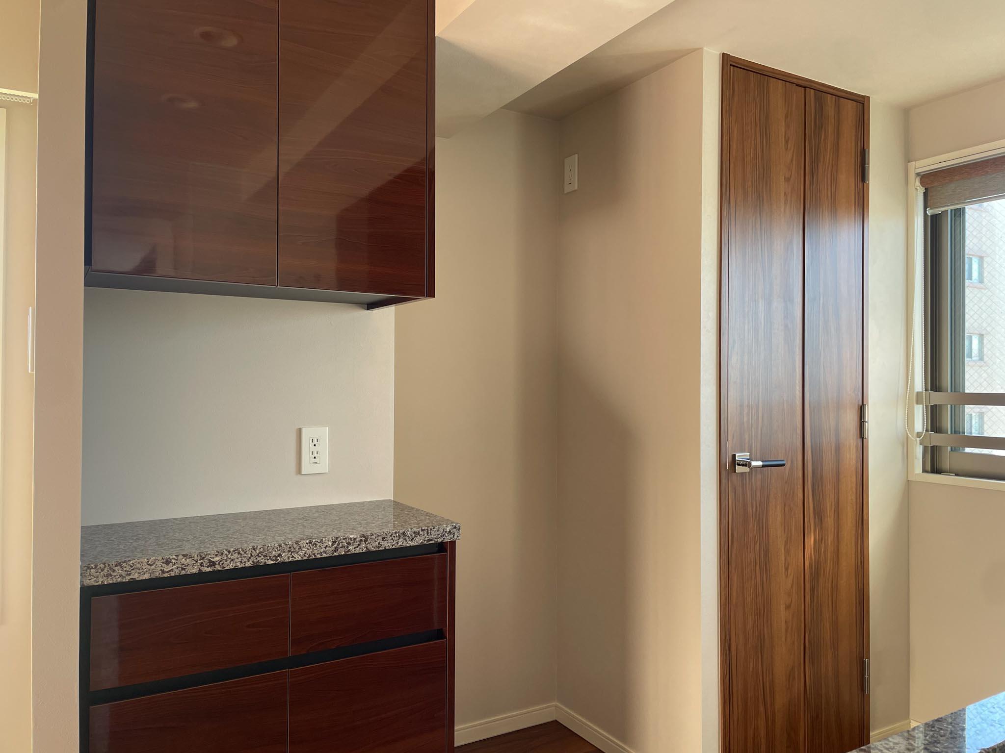 江戸川区篠崎町の賃貸物件/キッチン背面。真ん中が冷蔵庫置き場です