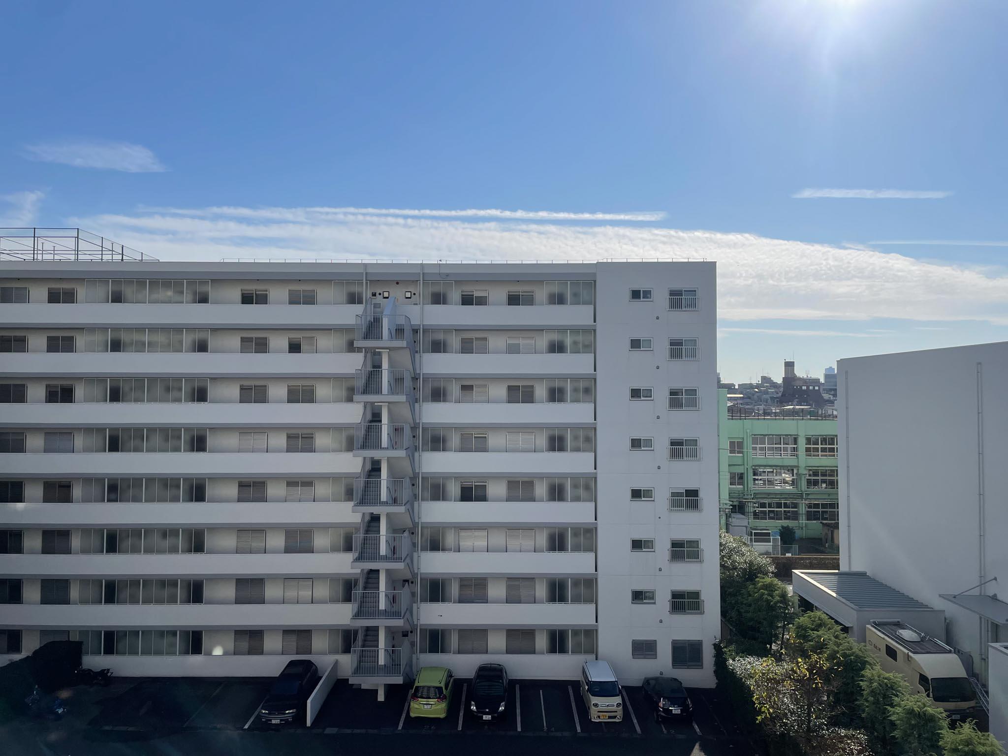 練馬区旭丘の賃貸物件/向かいの棟まで距離があり、圧迫感のない景色。日当たりもバッチリです