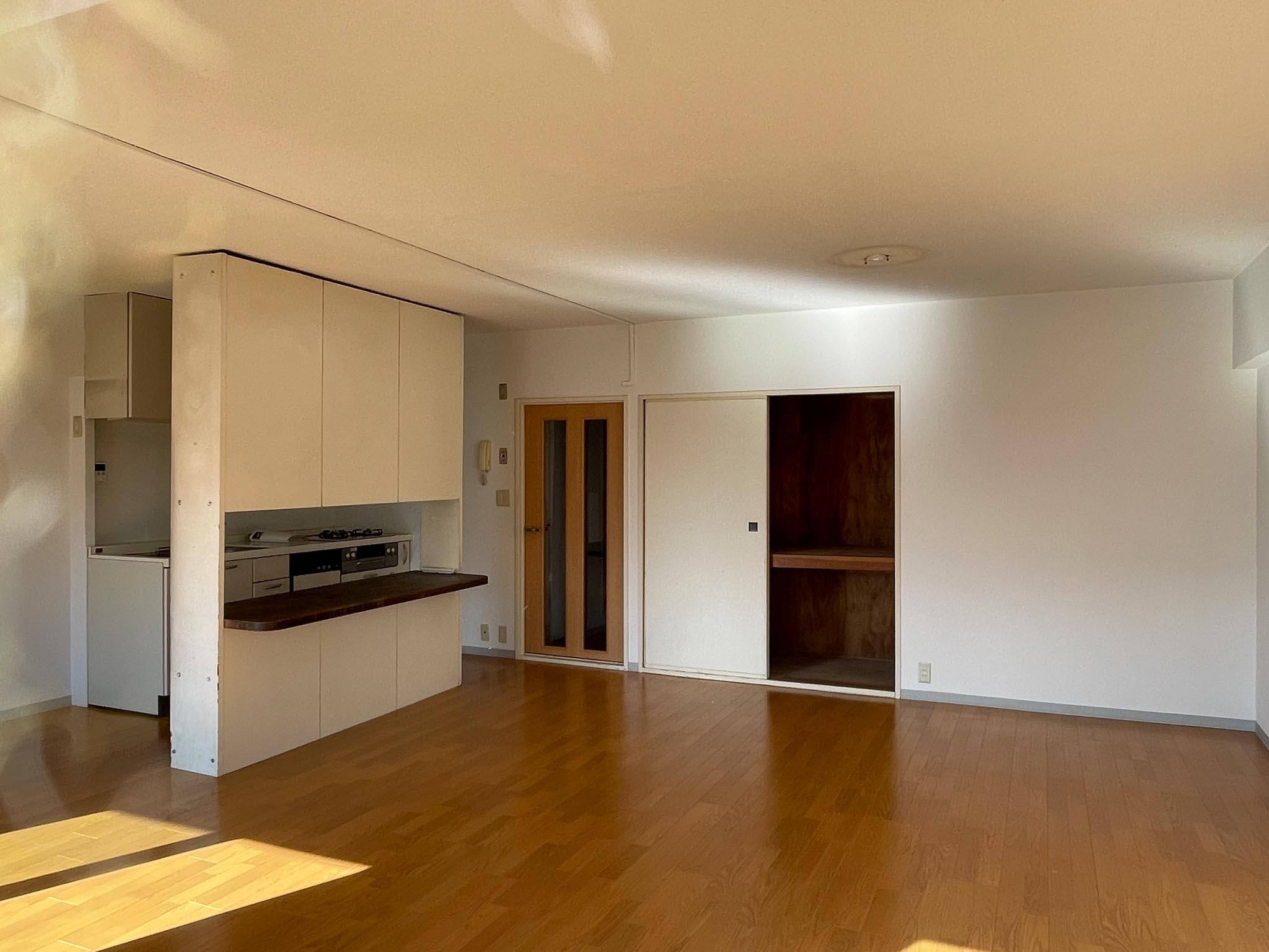 練馬区旭丘の賃貸物件/リビングを北に向かって。押し入れがあるので、うまく使いたいところ