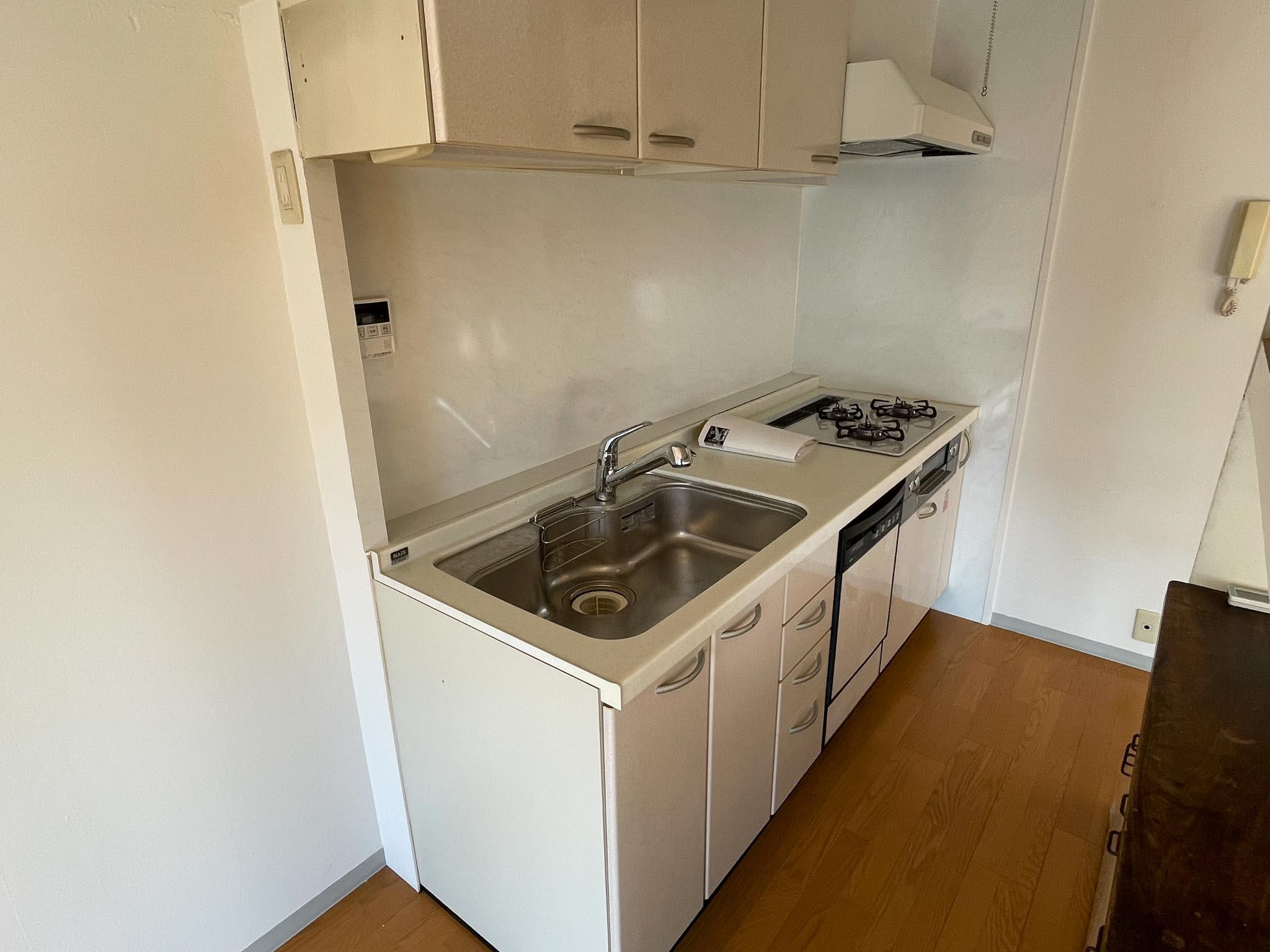 練馬区旭丘の賃貸物件/2口ガスコンロのキッチン。冷蔵庫は左側に