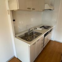 練馬区旭丘の賃貸物件/2口ガスコンロのキッチン。冷蔵庫は左側に