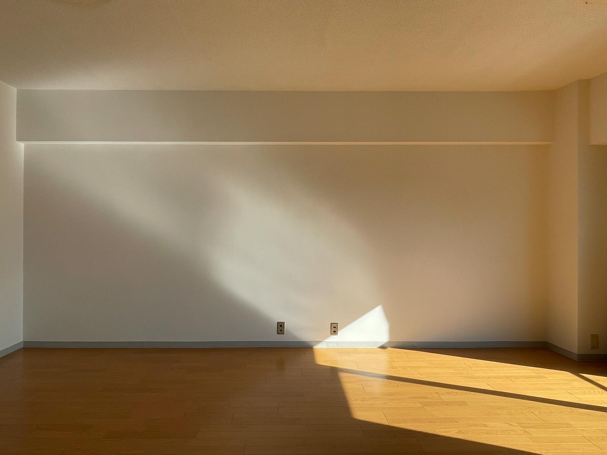 練馬区旭丘の賃貸物件/リビング：東側の壁はどんと大きく。棚を並べてもいいかもしれません