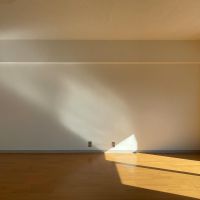 練馬区旭丘の賃貸物件/リビング：東側の壁はどんと大きく。棚を並べてもいいかもしれません