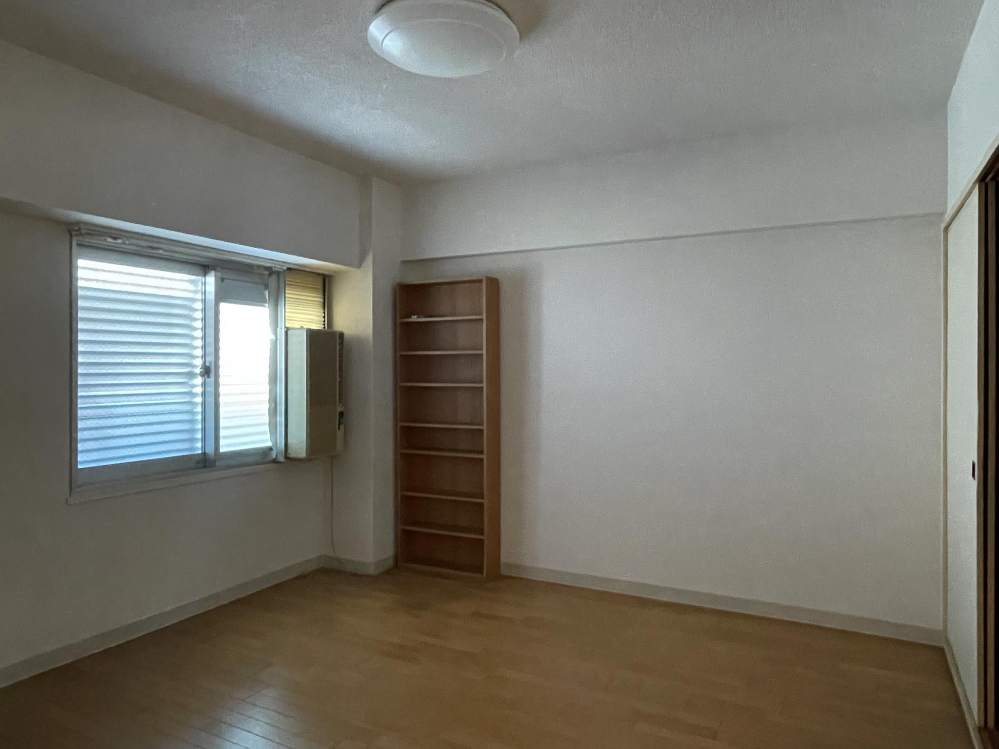 練馬区旭丘の賃貸物件/北側の洋室：どうしても薄暗い。ウィンドウエアコンが付いています