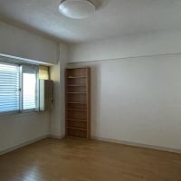 練馬区旭丘の賃貸物件/北側の洋室：どうしても薄暗い。ウィンドウエアコンが付いています