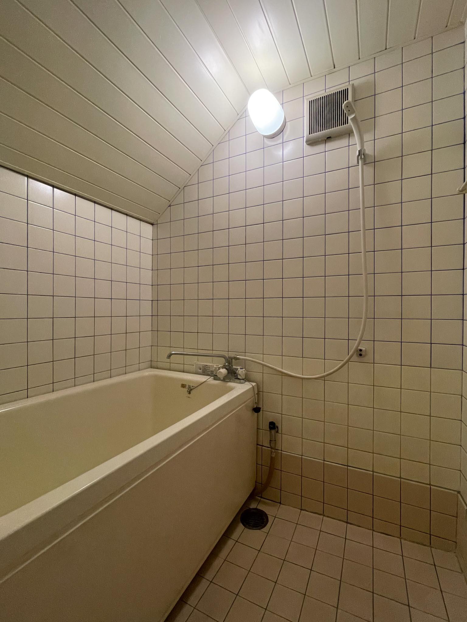 練馬区旭丘の賃貸物件/浴室はタイル張りで年季が入っています