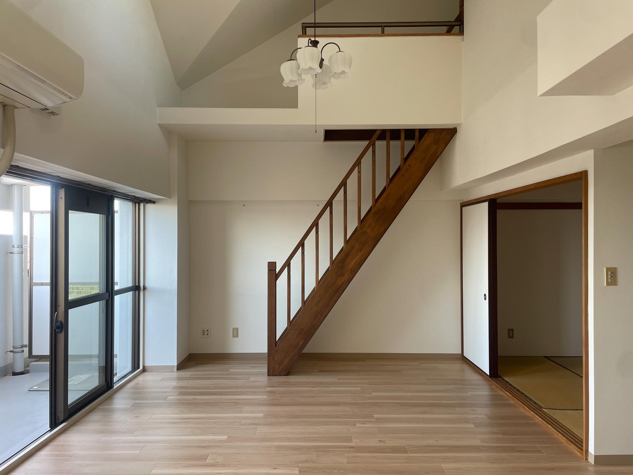 国分寺市泉町の賃貸物件/リビングを西に向かって。ルーフバルコニーへ繋がる階段があります