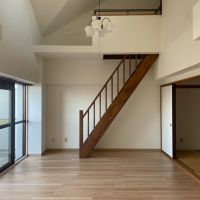 国分寺市泉町の賃貸物件/リビングを西に向かって。ルーフバルコニーへ繋がる階段があります