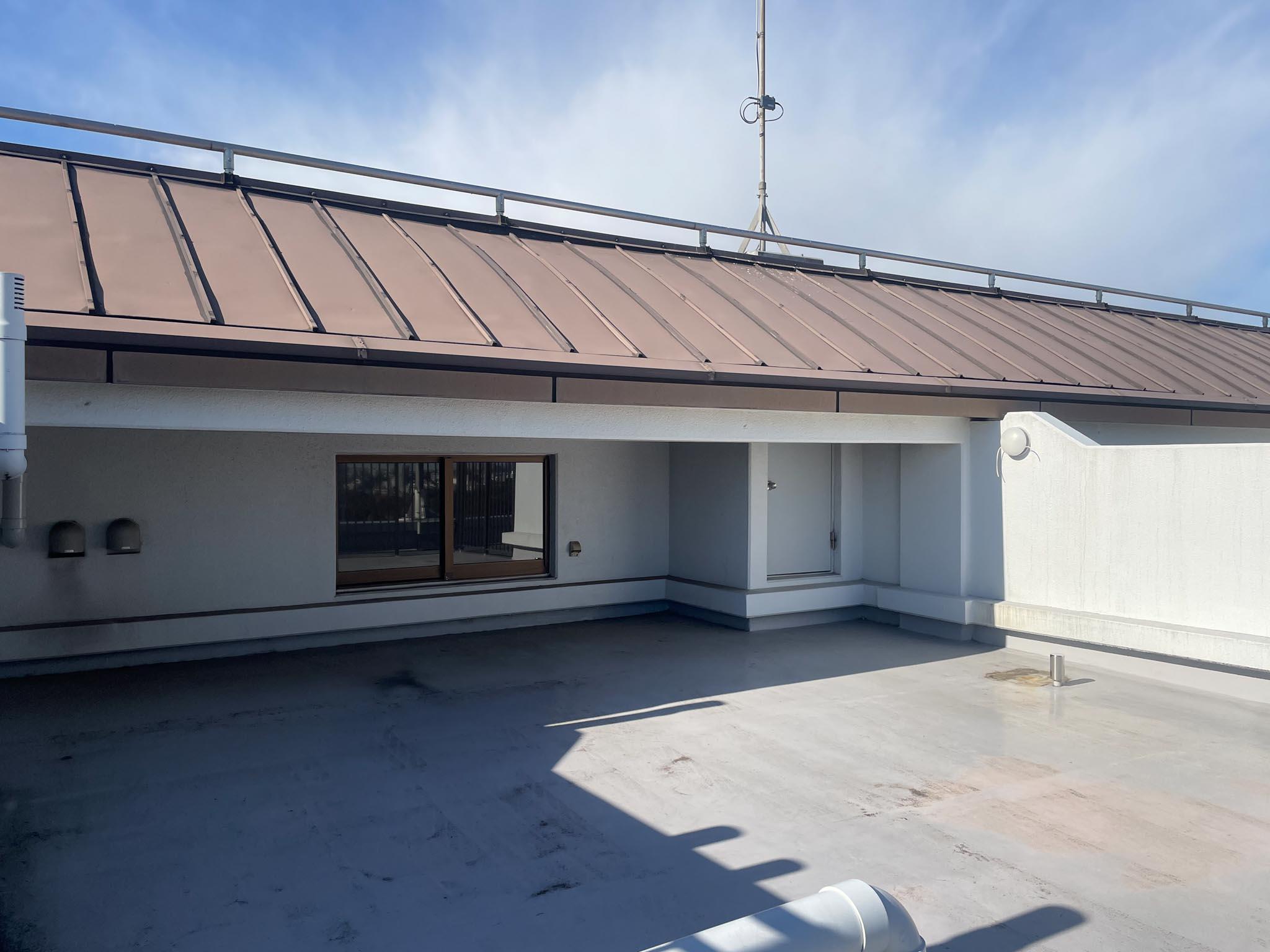 国分寺市泉町の賃貸物件/扉の外には48㎡の特大ルーフバルコニー