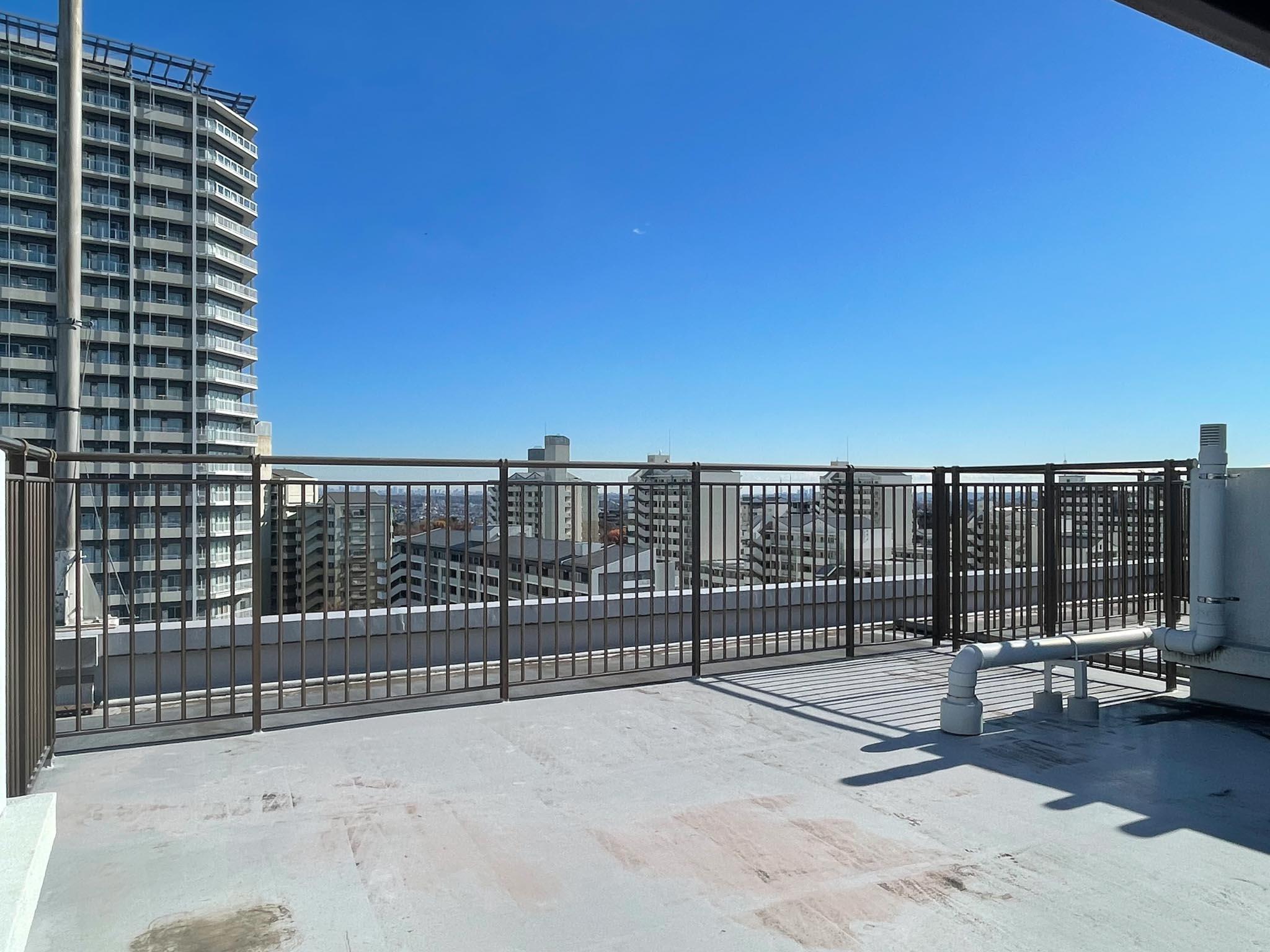 国分寺市泉町の賃貸物件/ルーフバルコニーを北に向かって。電車が見えますが、こちらの景色も抜けています