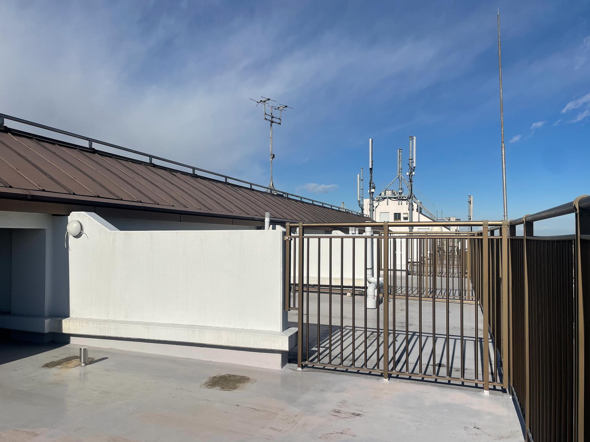 国分寺市泉町の賃貸物件/隣の区画にもルーフバルコニーがあります