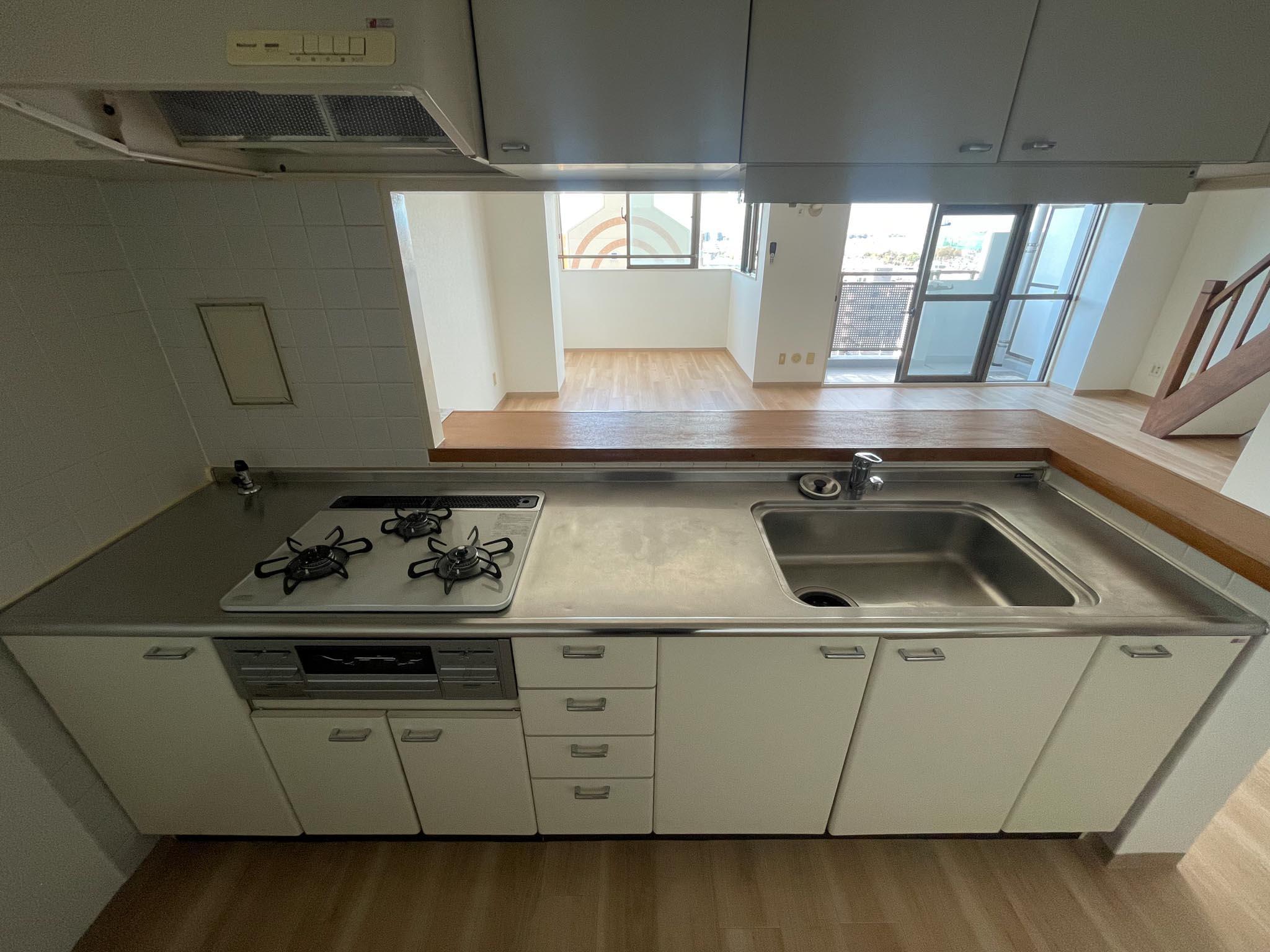 国分寺市泉町の賃貸物件/3口ガスコンロにグリル付きのキッチン