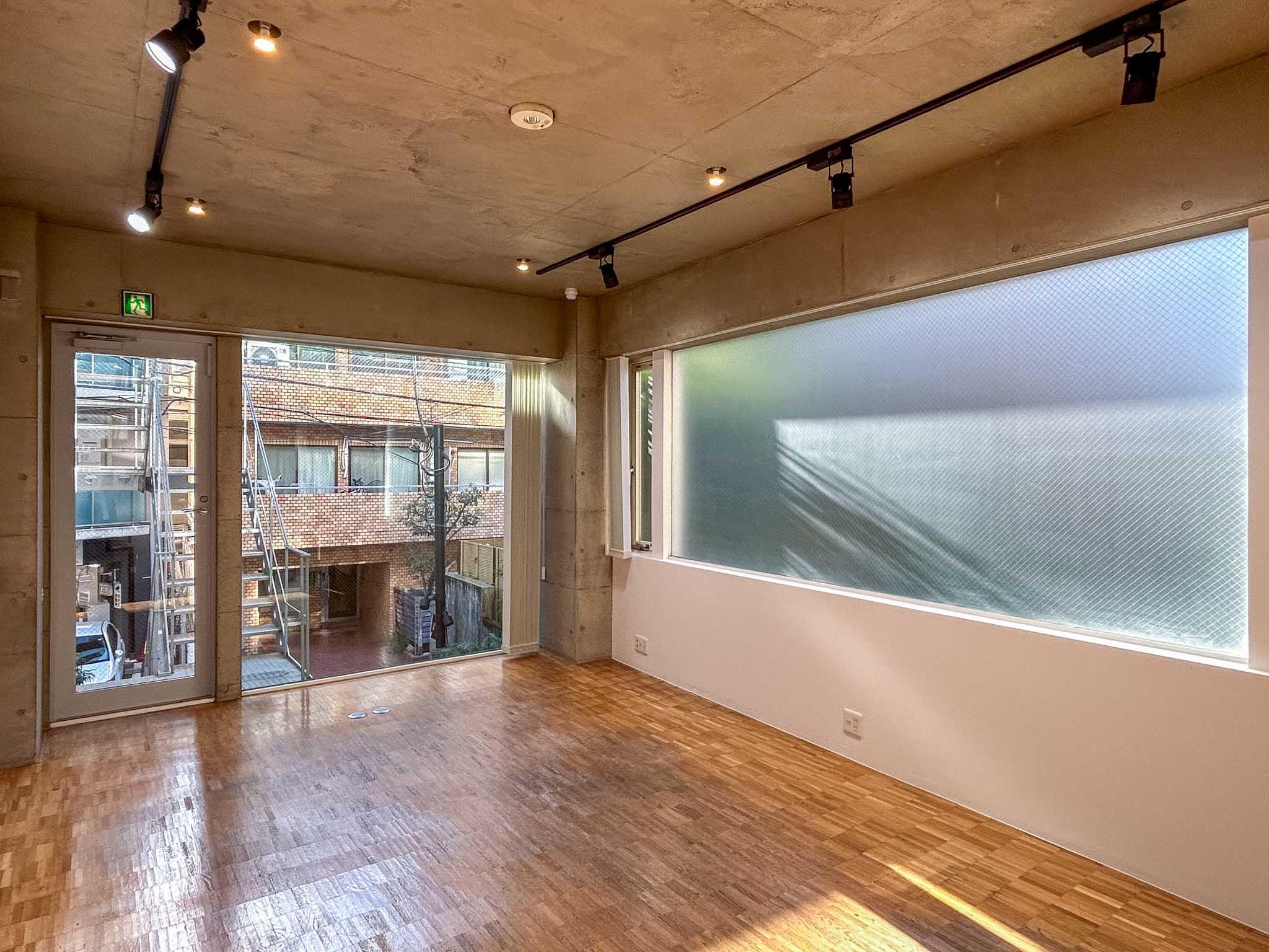 港区南青山の賃貸物件/2階洋室。建物のサイドにも大きな窓がついていて、明るさは充分