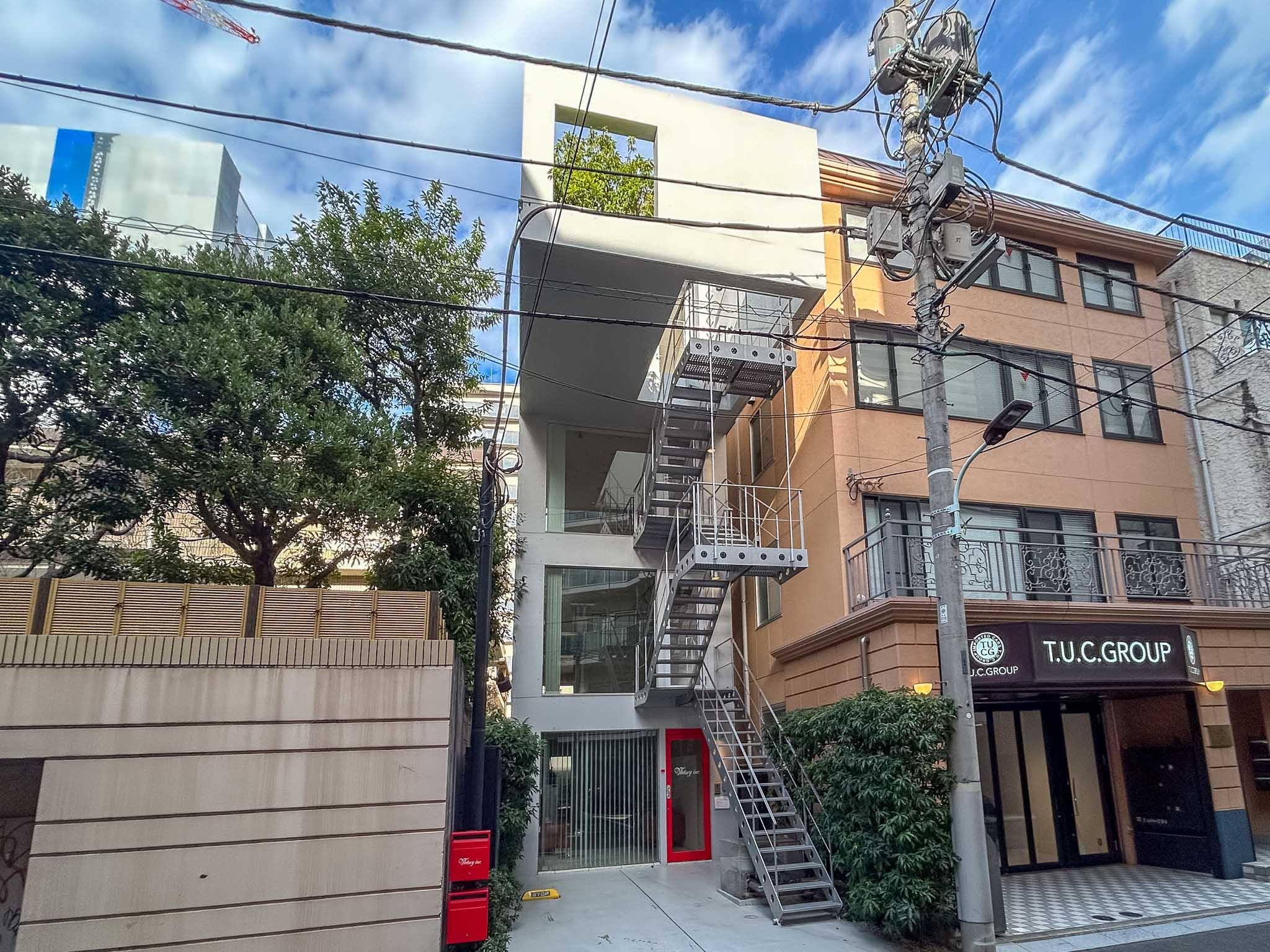 港区南青山の賃貸物件/南青山に潜む、スタイリッシュな一棟ビル。手前につきだしたバルコニーが印象的