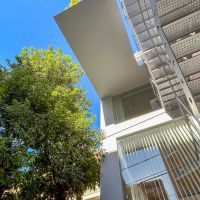 港区南青山の賃貸物件/道路側に突き出たバルコニーは、下から見るとなかなかのインパクト