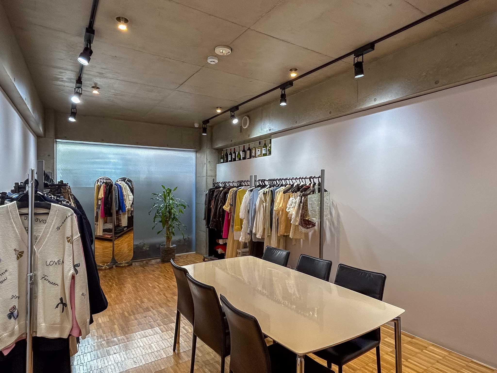 港区南青山の賃貸物件/1階：北側のスペース。すりガラス越しに柔らかく光が入ります