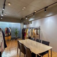 港区南青山の賃貸物件/1階：北側のスペース。すりガラス越しに柔らかく光が入ります