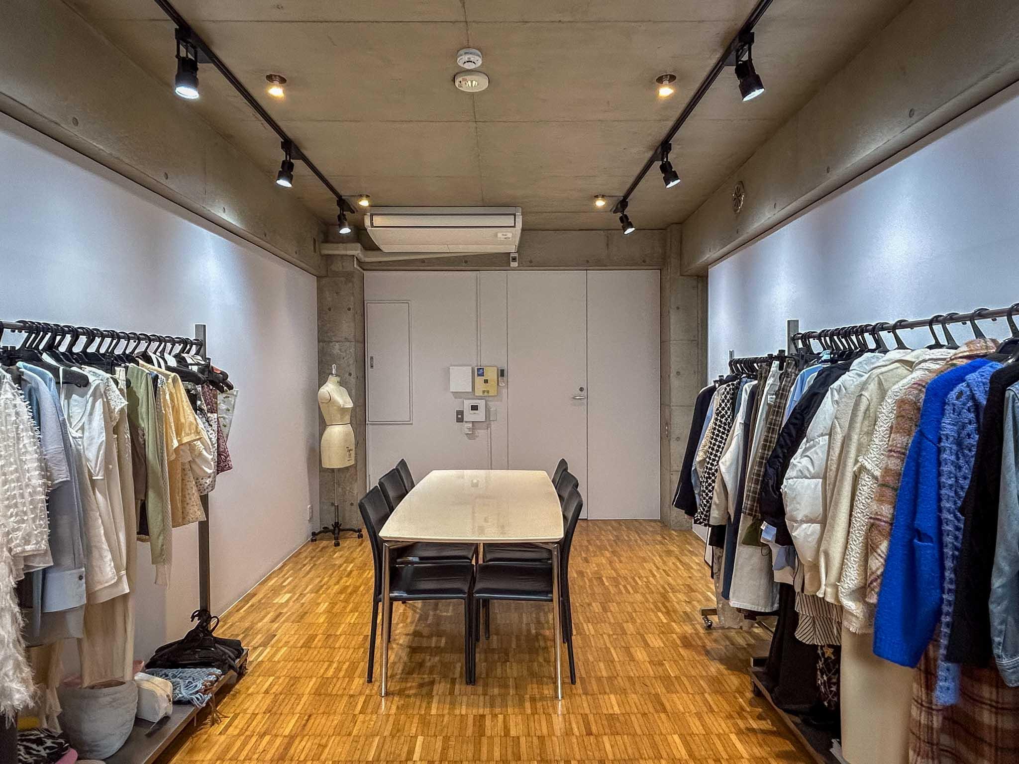 港区南青山の賃貸物件/1階：扉を閉めれば個室としても使えます