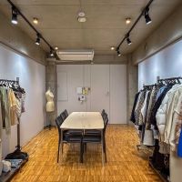 港区南青山の賃貸物件/1階：扉を閉めれば個室としても使えます