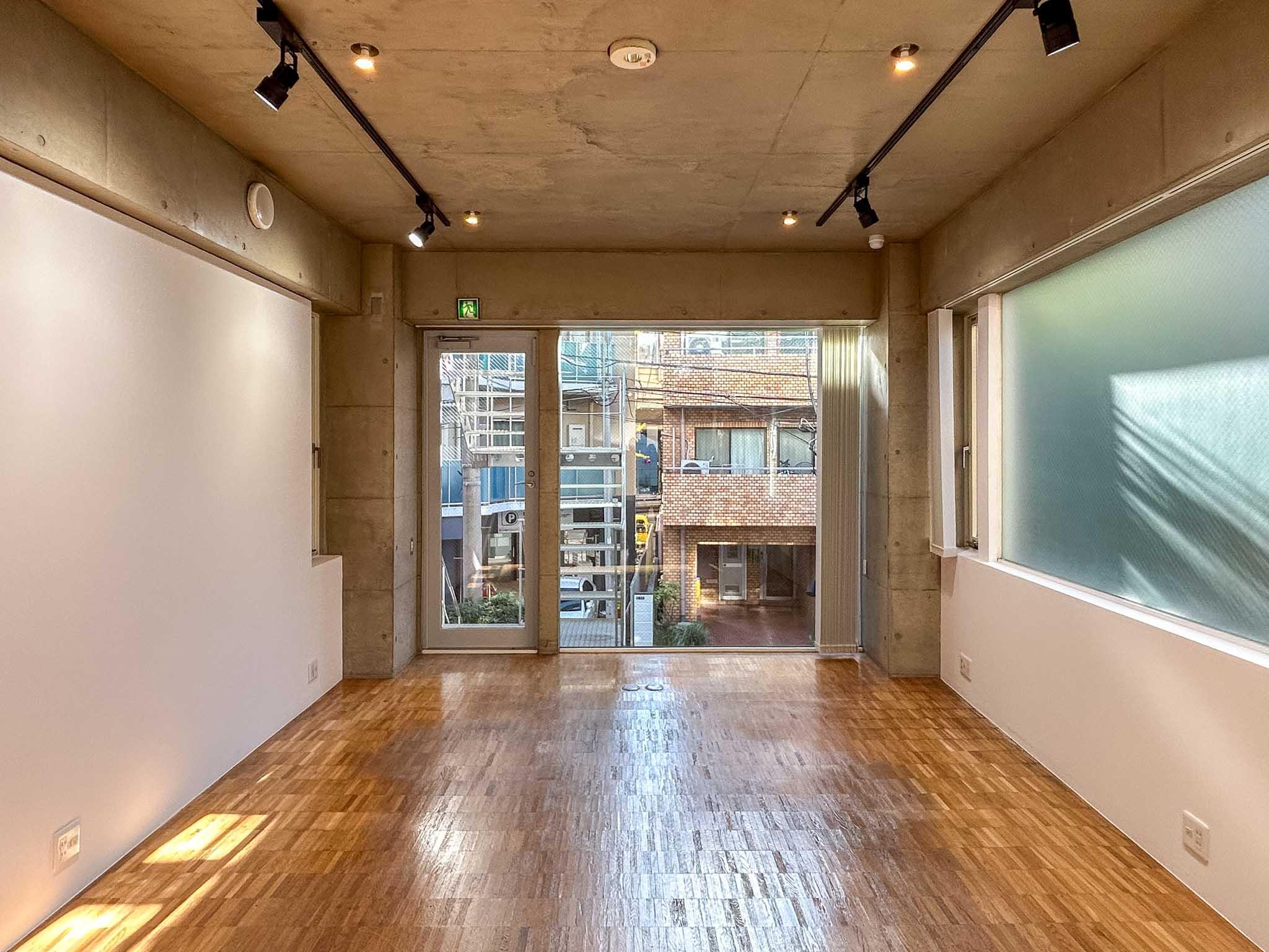 港区南青山の賃貸物件/2階：二面採光の明るい空間