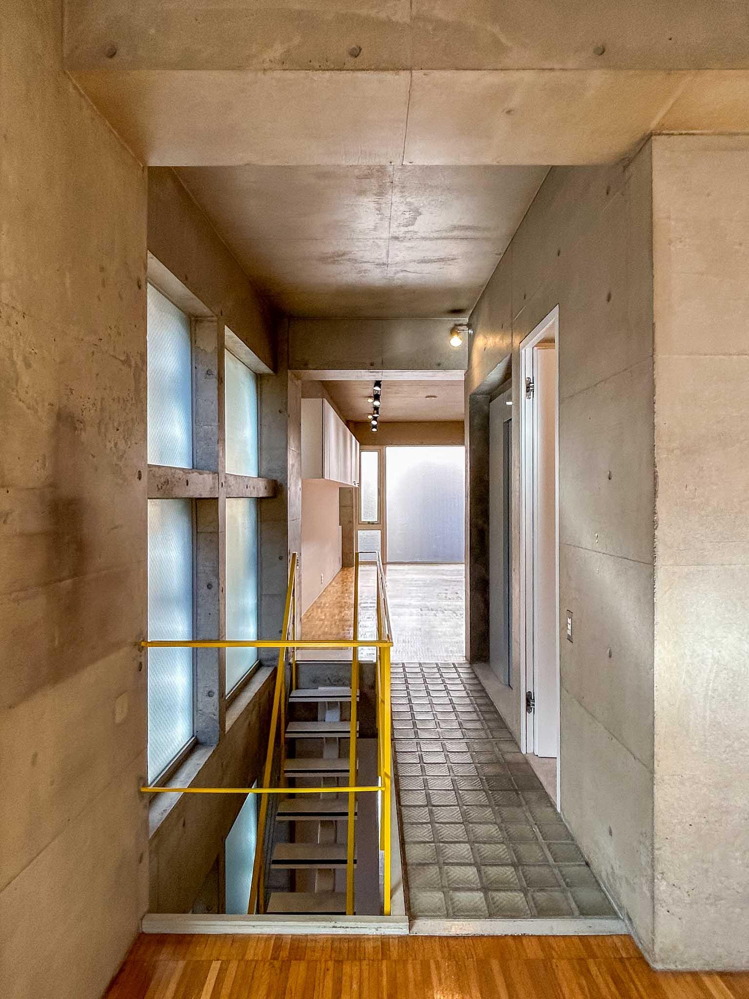 港区南青山の賃貸物件/2階：中央に階段とエレベーター、トイレがまとめられています