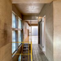 港区南青山の賃貸物件/2階：中央に階段とエレベーター、トイレがまとめられています