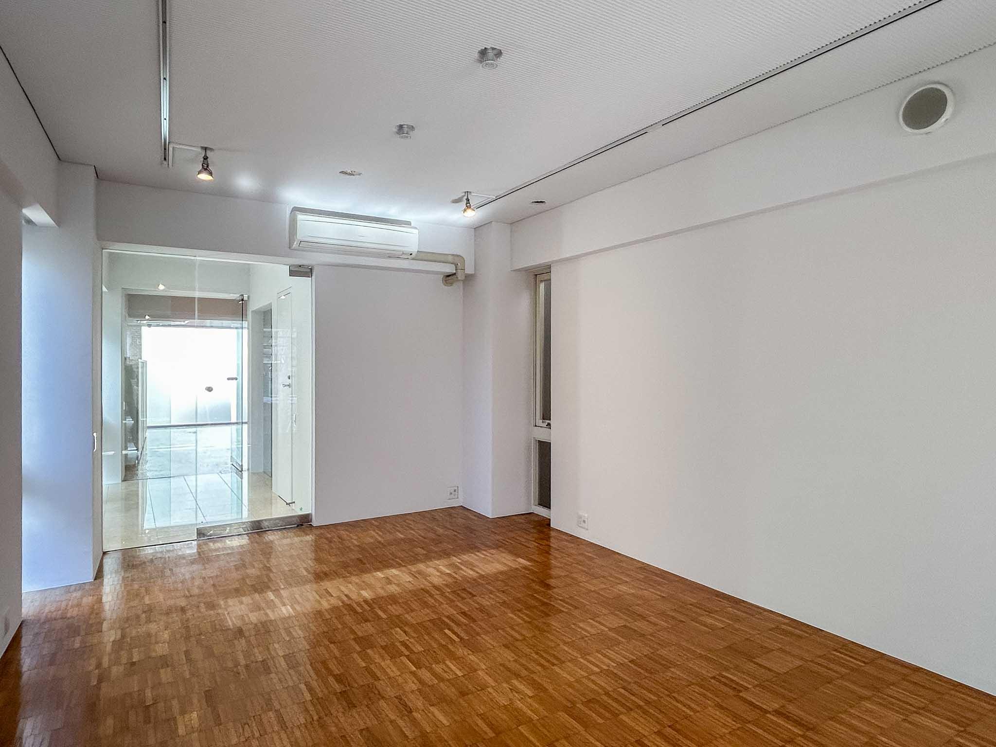 港区南青山の賃貸物件/3階：北側をみる。ガラスの間仕切りで空間が分かれています