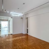 港区南青山の賃貸物件/3階：北側をみる。ガラスの間仕切りで空間が分かれています