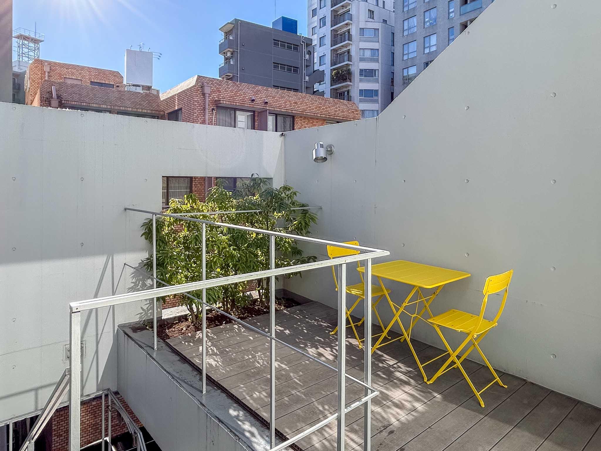 港区南青山の賃貸物件/陽当たりの良いバルコニー。広さは10㎡ほど