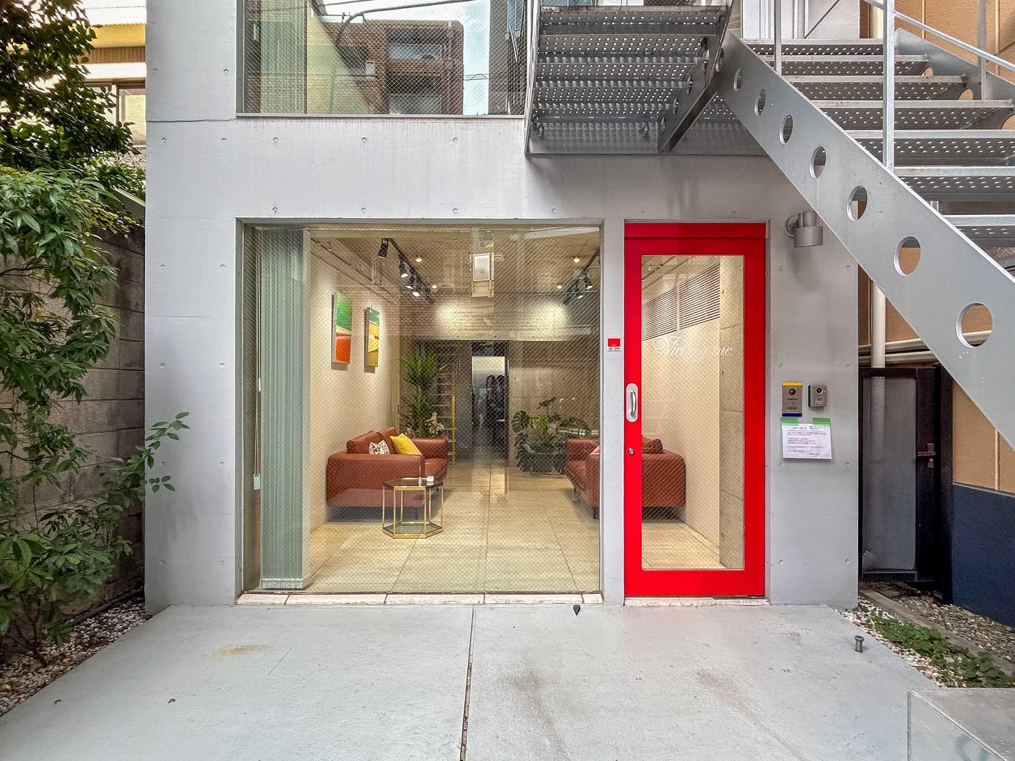 港区南青山の賃貸物件/出入口を正面から。視認性は良好