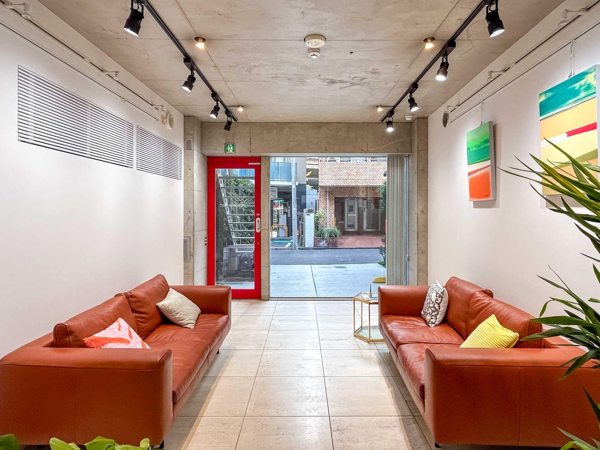 港区南青山の賃貸物件/1階：南側のスペース。床はタイル張り、壁は白塗装の内装