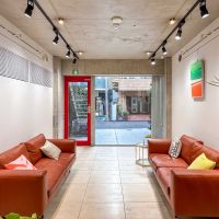 港区南青山の賃貸物件/1階：南側のスペース。床はタイル張り、壁は白塗装の内装