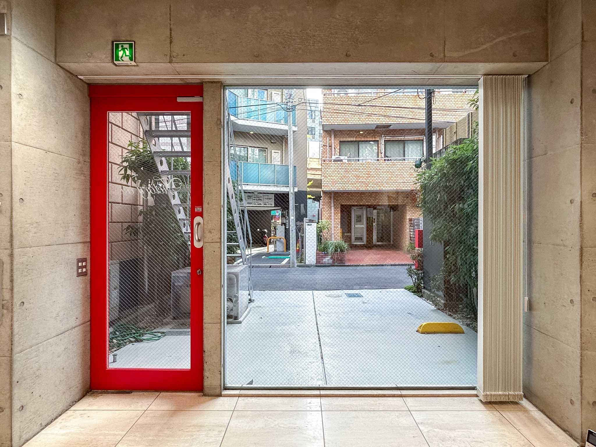 港区南青山の賃貸物件/1階：壁いっぱいに開いた窓