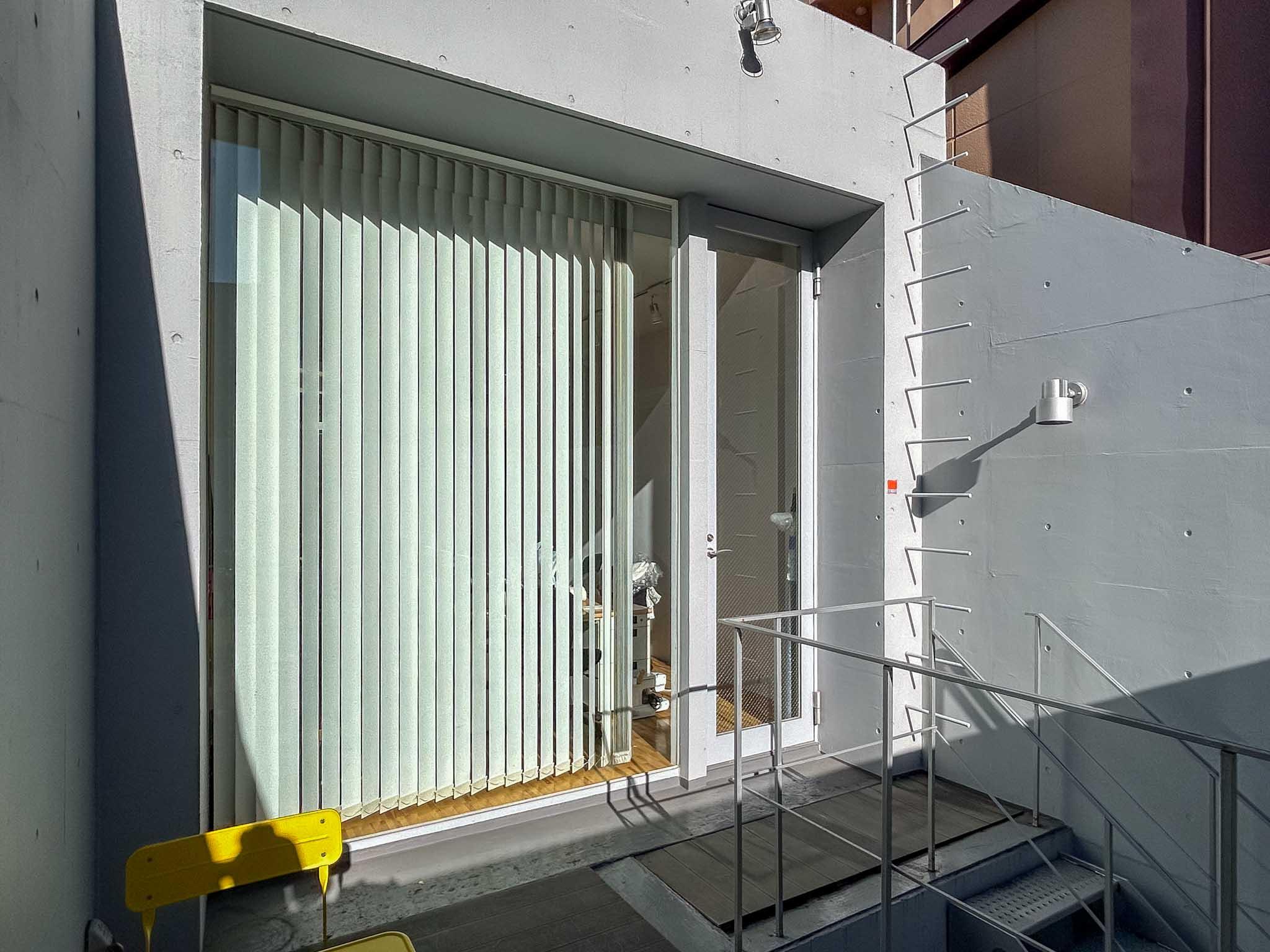 港区南青山の賃貸物件/4階：バルコニーから室内側をみる