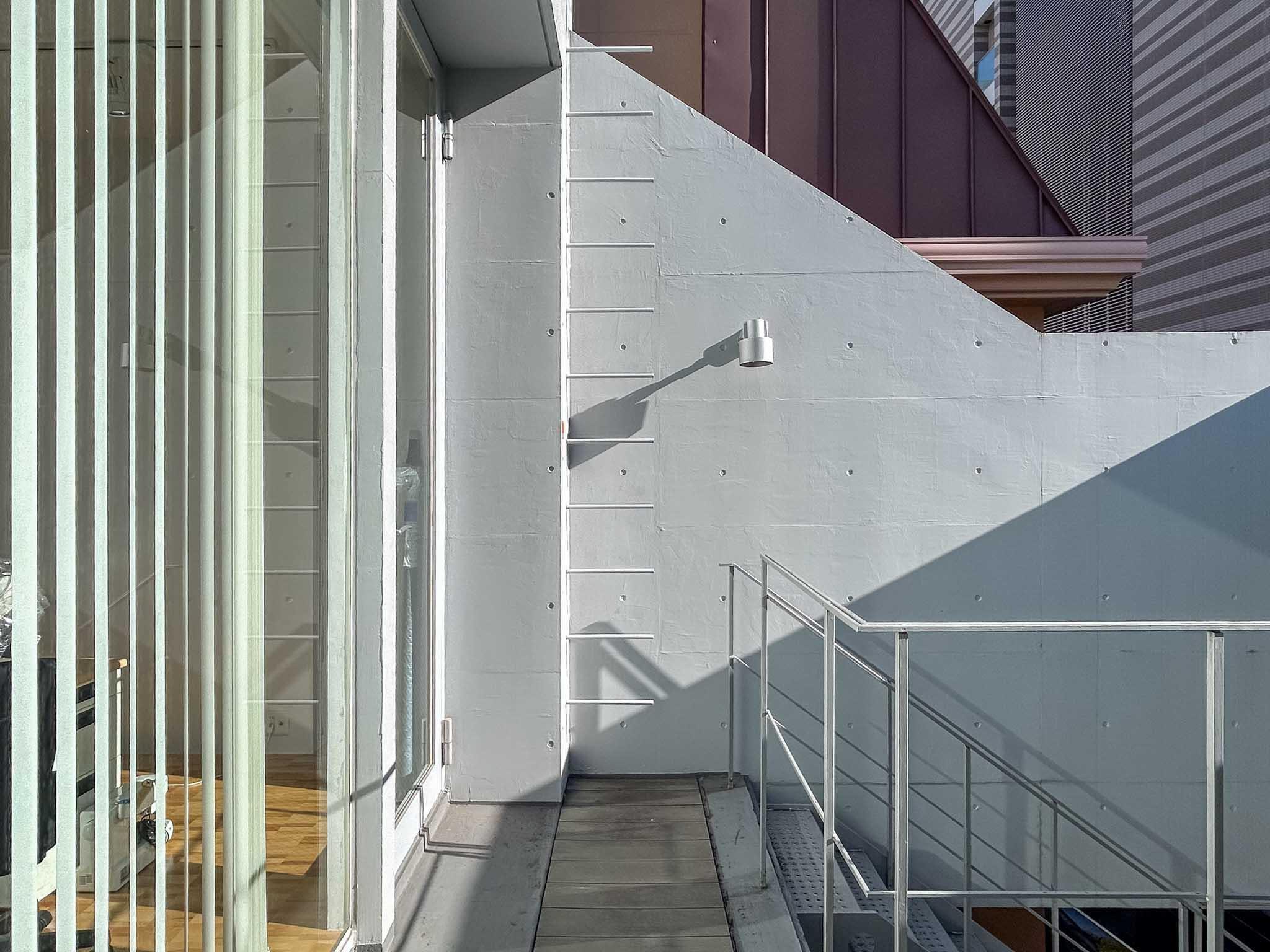 港区南青山の賃貸物件/4階：ご覧の通り、しっかり光が差し込みます