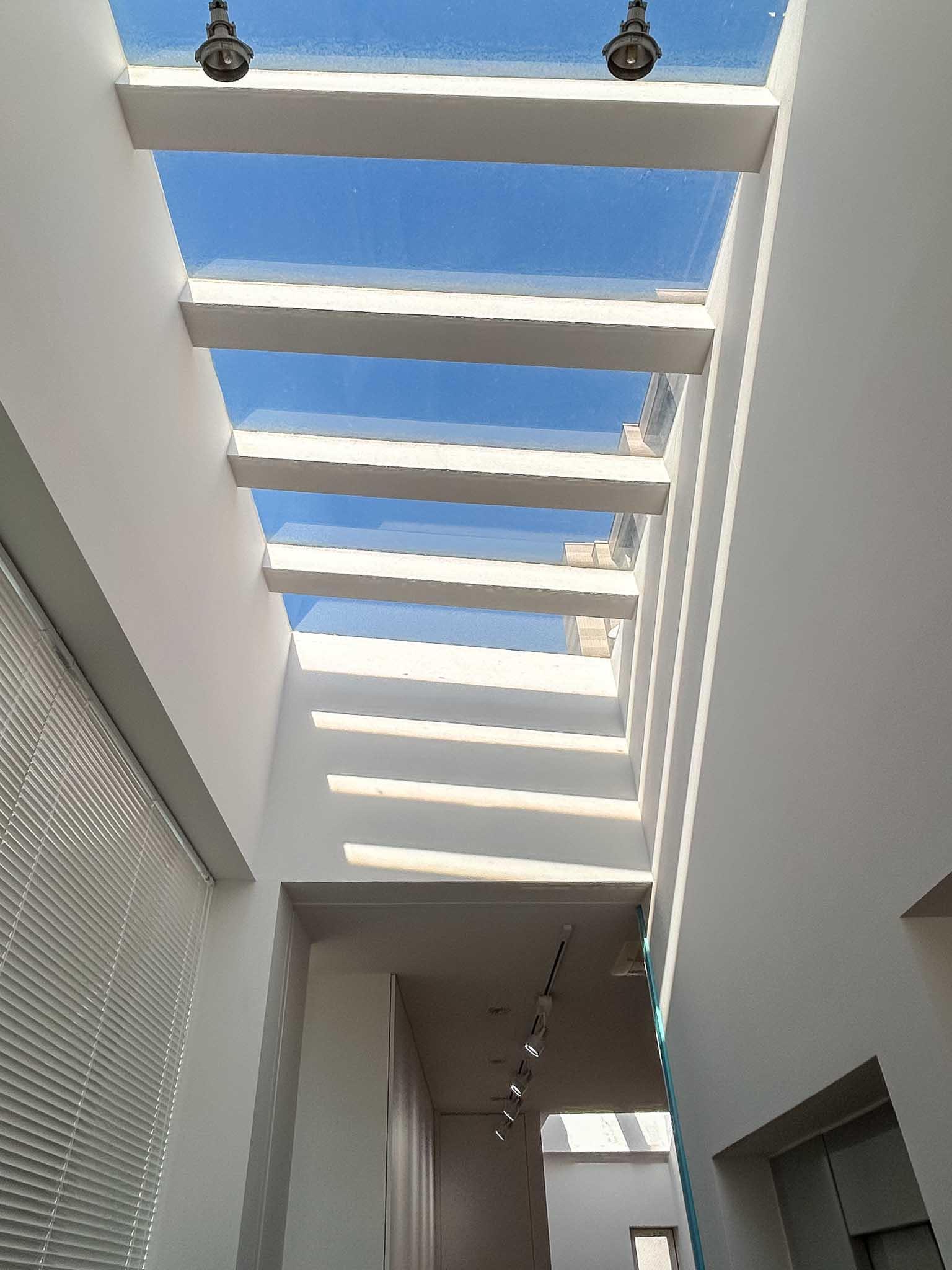 港区南青山の賃貸物件/4階：青空が見える天窓。光もたっぷり差し込みます