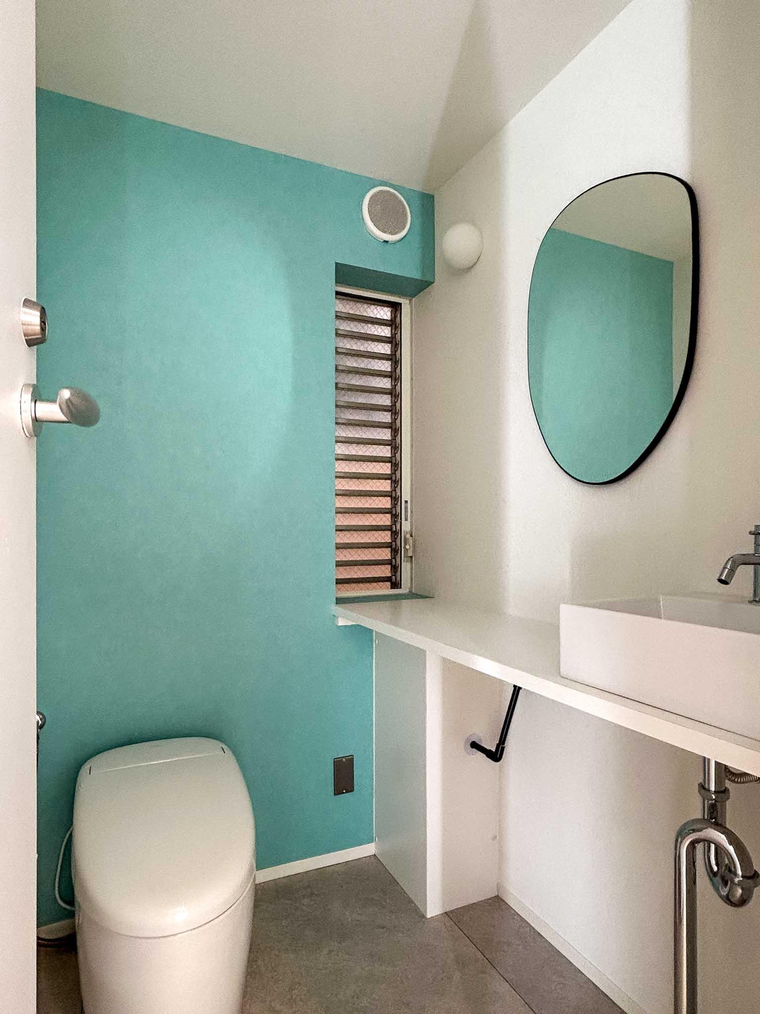 港区南青山の賃貸物件/3階：ウォシュレットトイレ。トイレが多いため、男女で分けて使えます