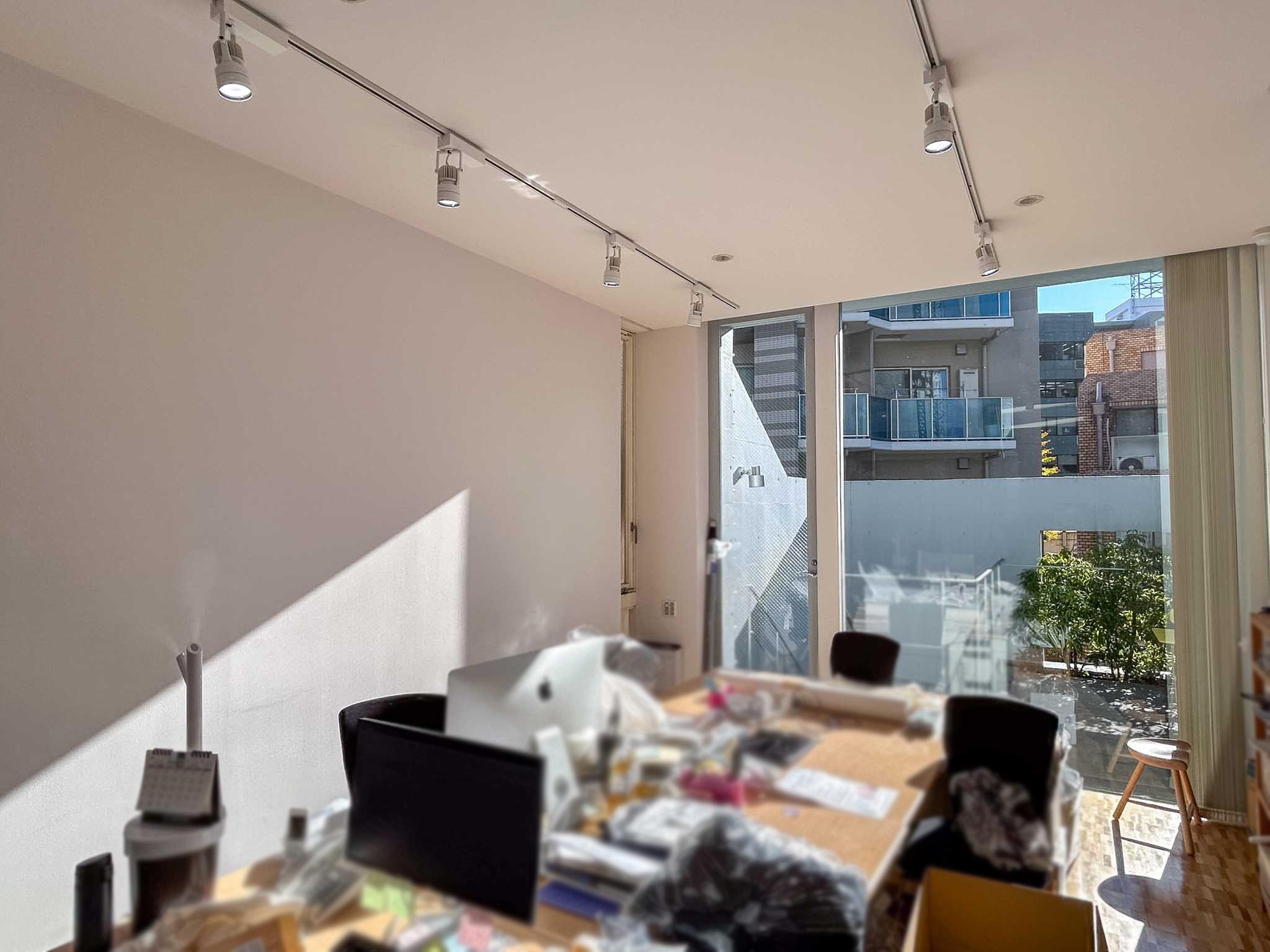 港区南青山の賃貸物件/天高が3mある最上階。大きな窓から日差しがたっぷり入ります