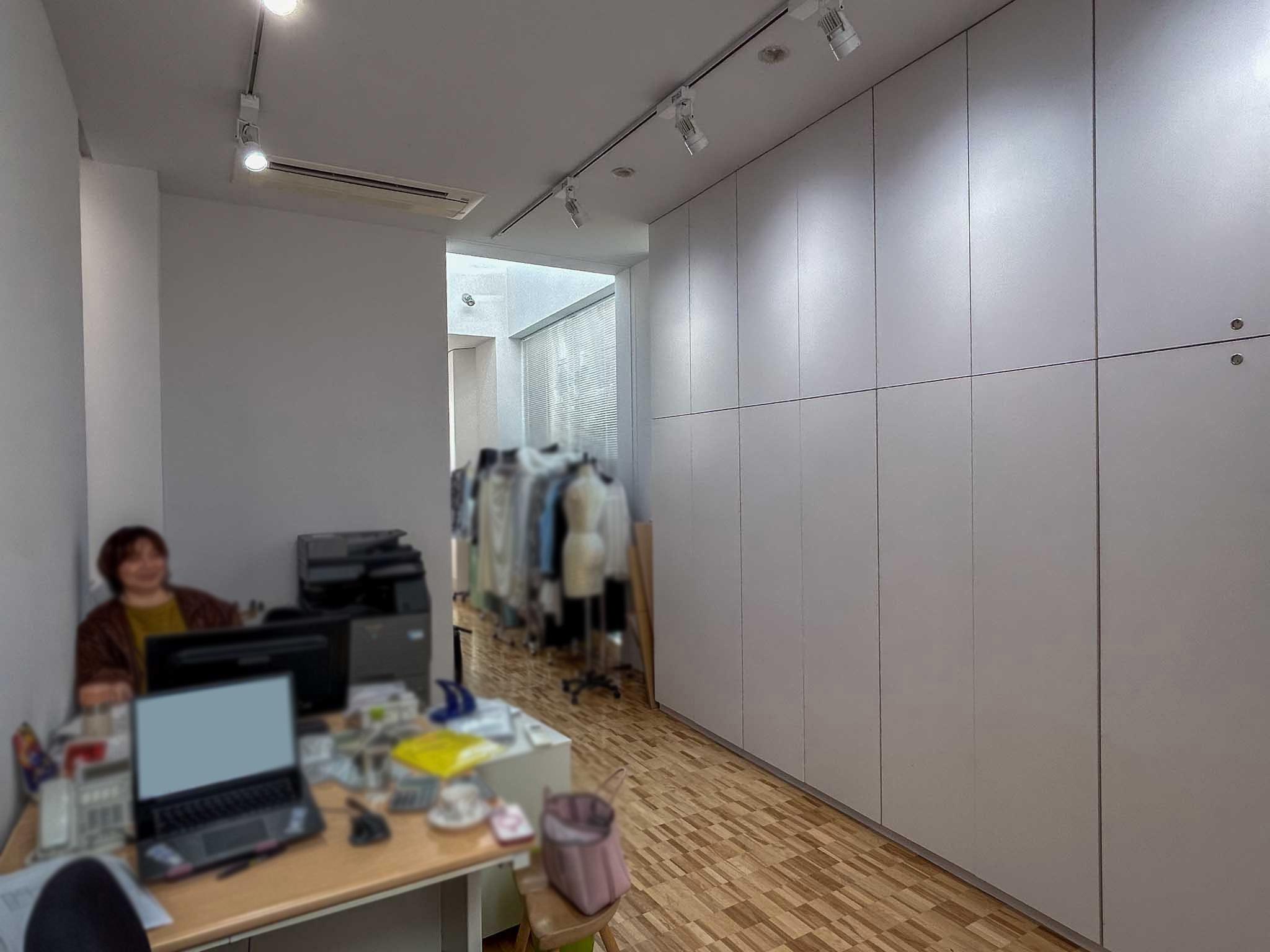 港区南青山の賃貸物件/4階：南側をみる。たっぷり物がしまえる壁面収納つき